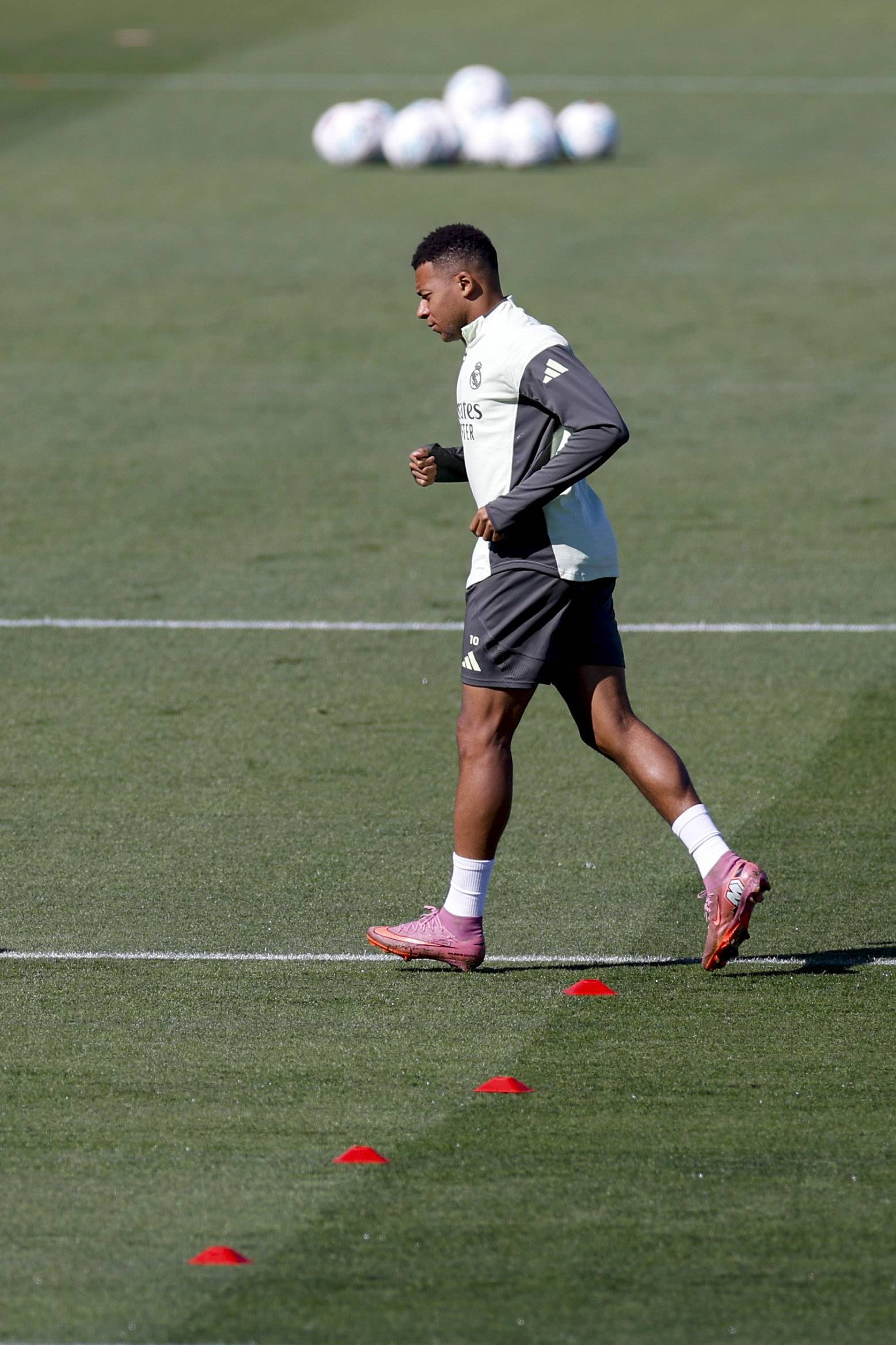 包含皇家马德里发布备战花絮，今晨外线爆发，西甲任务艰巨，年轻球员得到机会的词条